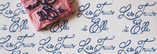 Des fleurs, un logo et une petite étiquette gravés