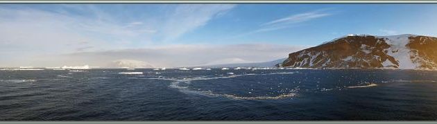 Dernière photo panoramique sur la Péninsule Antarctique alors qu'au soleil couchant l'Austral quitte Antartic Sound direction Elephant Island 