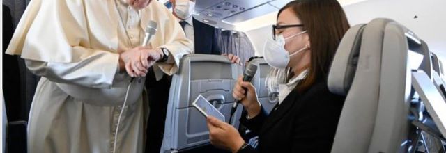 Le Pape répond à une journaliste dans l'avion de retour de la Grèce, le lundi 6 décembre 2021. (Vatican Media)