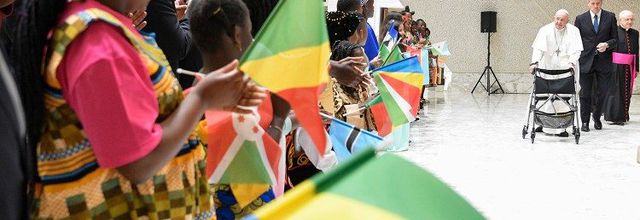 Le Pape aux enfants africains: soyez des ambassadeurs de paix -VA