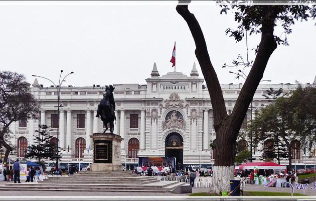 Balade le nez en l'air dans le Lima historique (Pérou) : Place Bolivar et Palais du Congrès