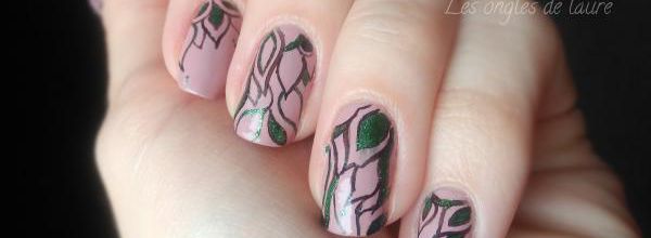 Nail Art abstrait rose et vert