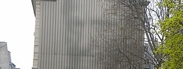 Rue du Faubourg Saint-Denis : Portrait de Saint Vincent de Paul en lames d’aluminium