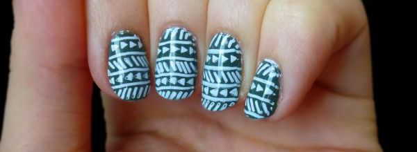 Manucure kaki et blanche : retour aux basiques !