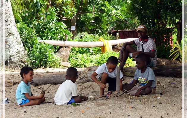 Jeu local à Antanambe (ou Antanabe) - Nosy Sakatia - Madagascar