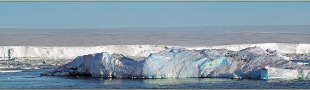 26/02/2022 au soir : il fait encore grand jour et le soleil ne disparaîtra que très tard , le Commandant Charcot avance le long de la Barrière de Ross - Observations d'icebergs et de Manchots 