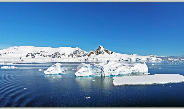  Pendant la pause déjeuner direction Port Locroy avec doigt d'honneur des montagnes aux "pingouins rouges" perturbateurs de la sérénité des lieux, Gerlache Strait, Péninsule Antarctiqu