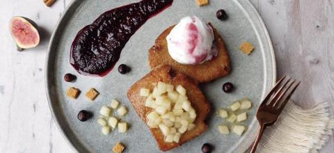 Pain d’épices perdu, poire pochée vanille & coulis cassis 
