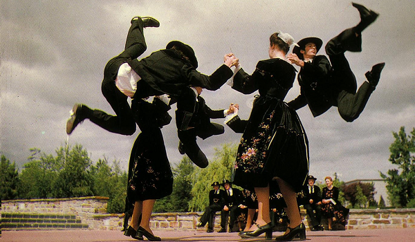 Et maintenant dansons la Gavotte (danse bretonne)