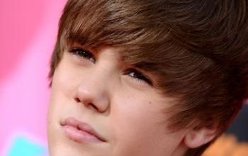 VIDEO Justin Bieber se prend une porte en pleine tête!!!