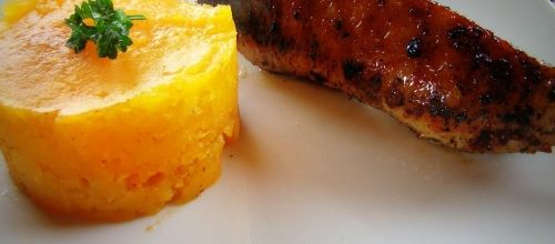 Brochettes de canard mariné et écrasé de patate douce à la crème de coco