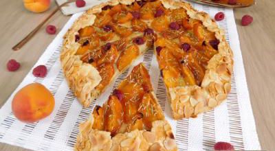 Tarte rustique aux abricots framboises & romarin 