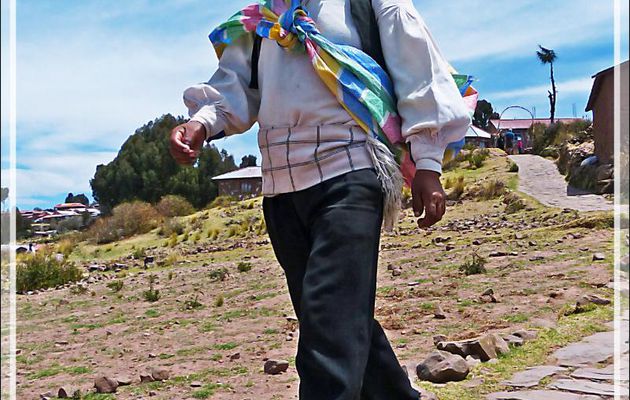 Les hommes ne sont pas en reste dans leur beau costume traditionnel - Île Taquile - Lac Titicaca - Pérou