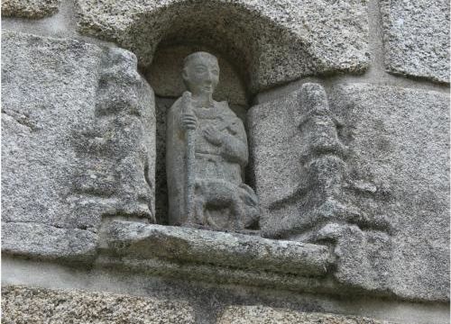 En levant la tête, à Concarneau...
