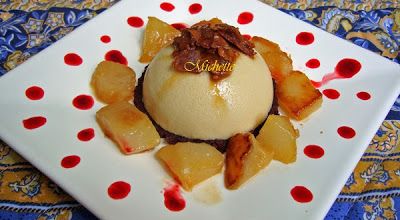 Bavarois à la poire, poires caramélisées, feuillantine au chocolat, coulis de fruits rouges