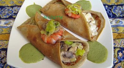 Crêpe aux 2 farines garnie au poisson et crevette, crème petits pois au lard fumé