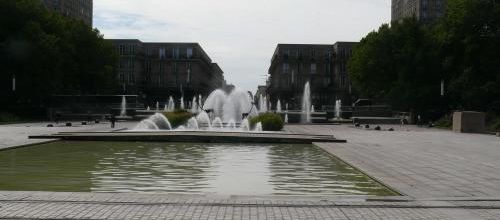 les jets d'eau des jardins de l'hotel de ville