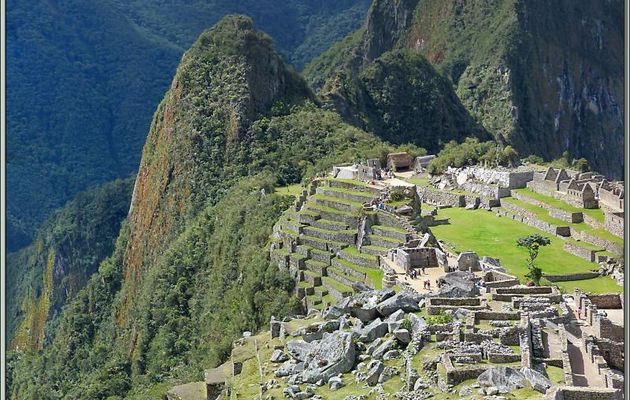 Vue panoramique verticale sur la zone ouest du Machu Picchu - Pérou