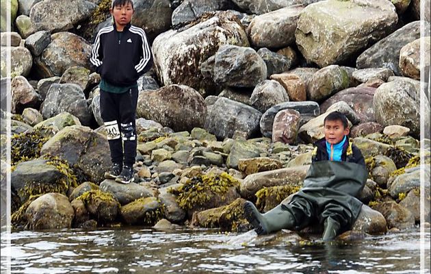 Pour nous aider à débarquer, il y a même un comité d'accueil local en "waders" - Qaanaaq - Groenland