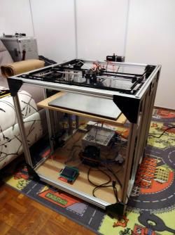 2017-02-05 : La construction de l'imprimante 3D CoreXY 300x300x300mm se termine. 1ère impression...