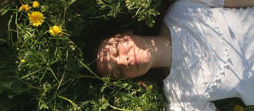 Aurélie, la tête dans les fleurs