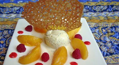 Glace à la verveine, tuile dentelle au citron, pêches