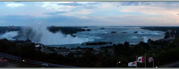 Panorama vu de notre chambre d'hôtel à la nuit tombante - Niagara Falls - Ontario - Canada