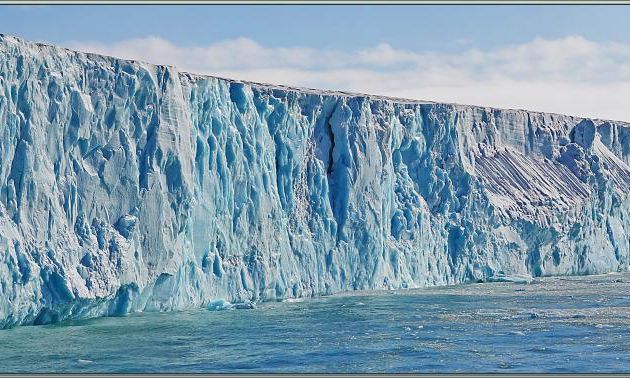 Et la navigation se poursuit le long du glacier Bråsvell (Bråsvellbreen) - Calotte glacière Austfonna - Nordaustlandet Island - Svalbard - Norvège