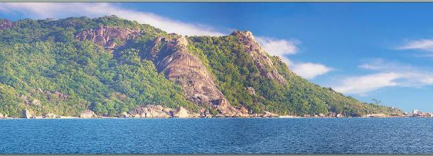Départ de Praslin, avec une vue à partir du bateau (zoom 600 mm) sur La Digue, de la pointe Jacques à un bout des plages d'Anse Source d'Argent - Seychellles
