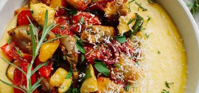 Légumes sur lit de polenta au parmesan