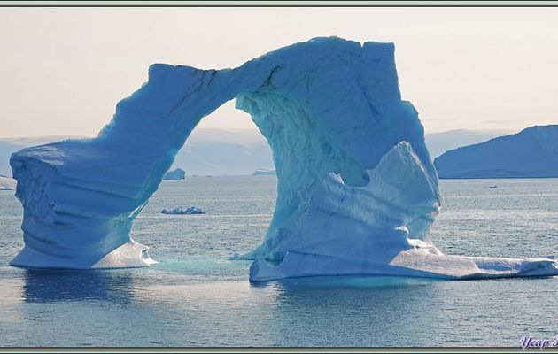 Navigation dans le Fjord Inglefield : la transformation de l'iceberg en arche - Région de Qaanaaq - Groenland