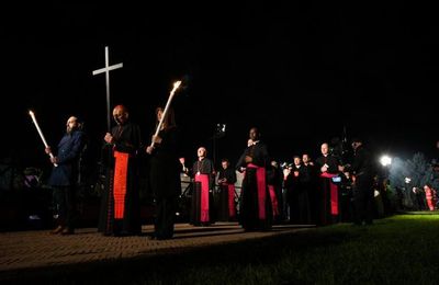 Chemin de Croix au Colisée: Jésus porte les blessures de notre histoire - VA