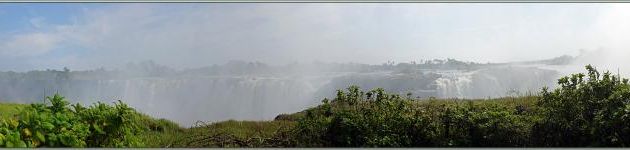 Les superbes Main Falls (Chutes principales) et les suivantes avec vues panoramiques à partir de belvédères d'où on ressort complètement douché - Chutes Victoria - Zimbabwe