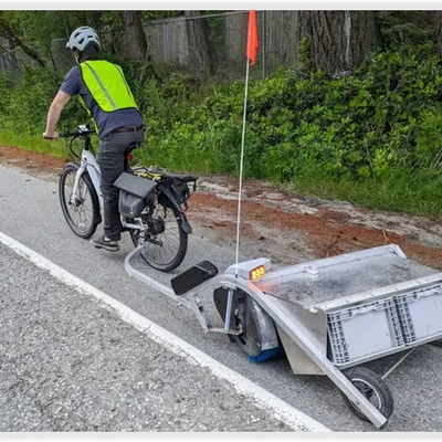 🧹  La "Bike Lane Sweeper" : la remorque balayeuse dédiée aux pistes cyclables.