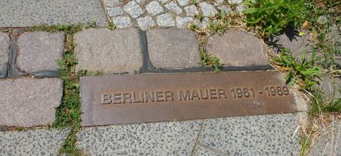 Novembre 1989.  Un mur tombe, le totalitarisme s’installe 