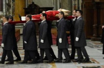 À Saint-Pierre, une foule recueillie vient rendre hommage à Benoît XVI - VA