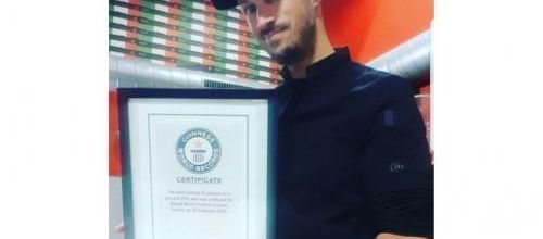 Il fait une pizza avec 254 fromages !