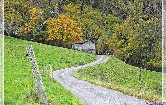 Les débuts de l'automne à Lartigau : vue vers l'écurie "d'Emile" et Sengouagnet, panorama avec vue sur Le Picon (1100 m) et l'écurie de "Séraphin" - Milhas - 31 