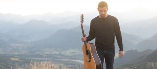 Bastien Lanza écrit ses chansons en Bleu