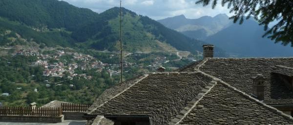 Metsovo, adossée à la montagne * Μέτσοβο, πίσω στο βουνό