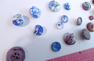 Alliance boutons et vernis à ongles .