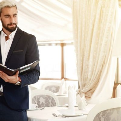 Organisation d’un cocktail dînatoire à domicile : de la logistique au service en salle