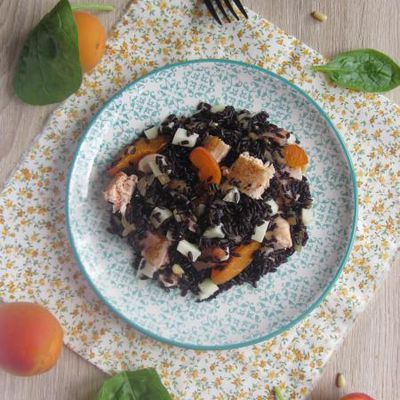 Salade de riz noir au saumon et abricots rôtis