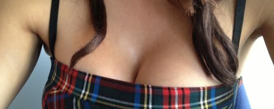 Alicia Young, la blogueuse qui fait fureur grâce à... sa poitrine !