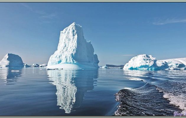 Icebergs : reflets presque parfaits - Cimetière d'icebergs de Savissivik - Groenland
