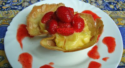 Corolle de tuile à l'amande, lemon curd, fraises