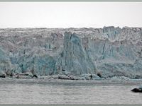 Un grand panorama de ce beau glacier (qui a été difficile à créer à cause du déplacement du navire) suivi de vues plus rapprochées prises depuis le navire Exploris One