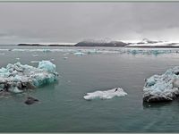 Un grand panorama de ce beau glacier (qui a été difficile à créer à cause du déplacement du navire) suivi de vues plus rapprochées prises depuis le navire Exploris One