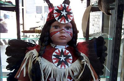 Poupée en tenue de Powwow et trad...