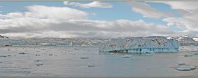 Tout le monde étant remonté à bord, le navire va traverser le Fjord Störfjorden pour rejoindre l'île Edgøya. Le Ct de bord semble vouloir rapprocher le navire d'une zone de beaux icebergs - Negribreen - Spitzberg - Svalbard - Norvège